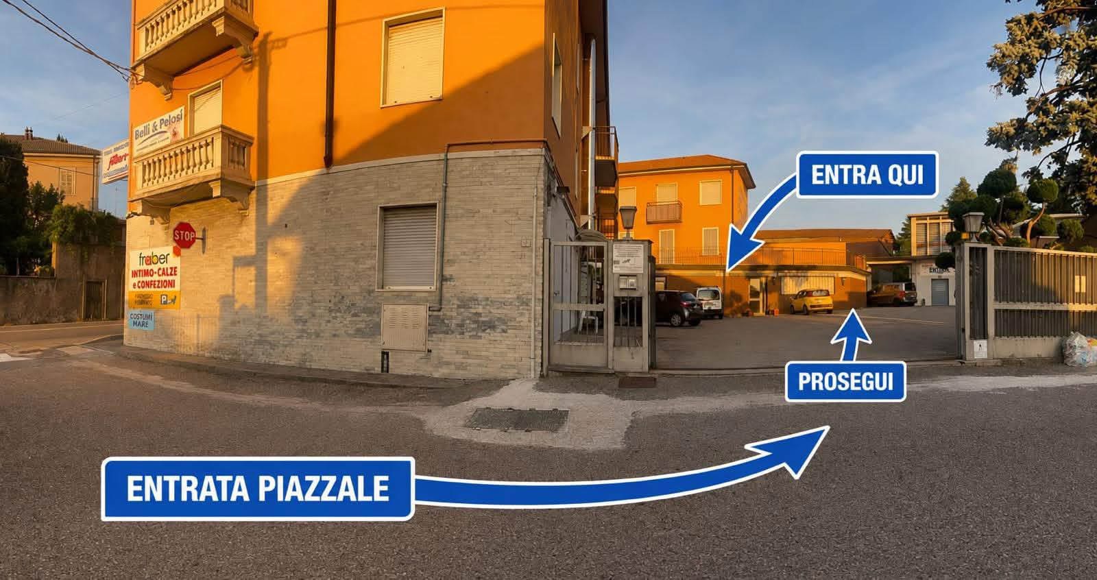 Indicazioni per entrare nel piazzale e raggiungere Blu Moon